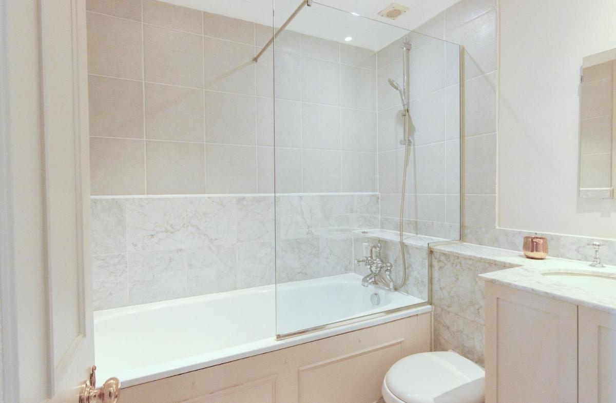 3 Bedroom Luxury In Eaton Square Appartement Londen