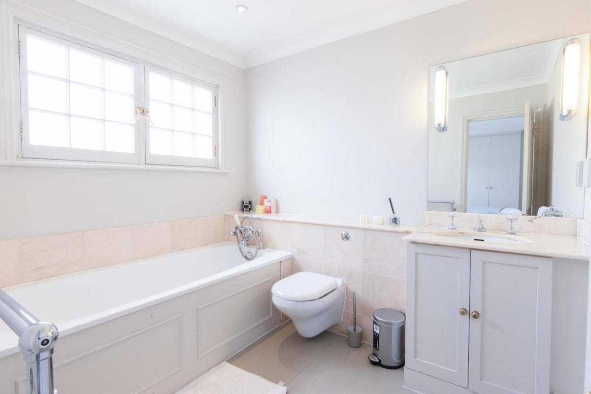 3 Bedroom Luxury In Eaton Square Londen